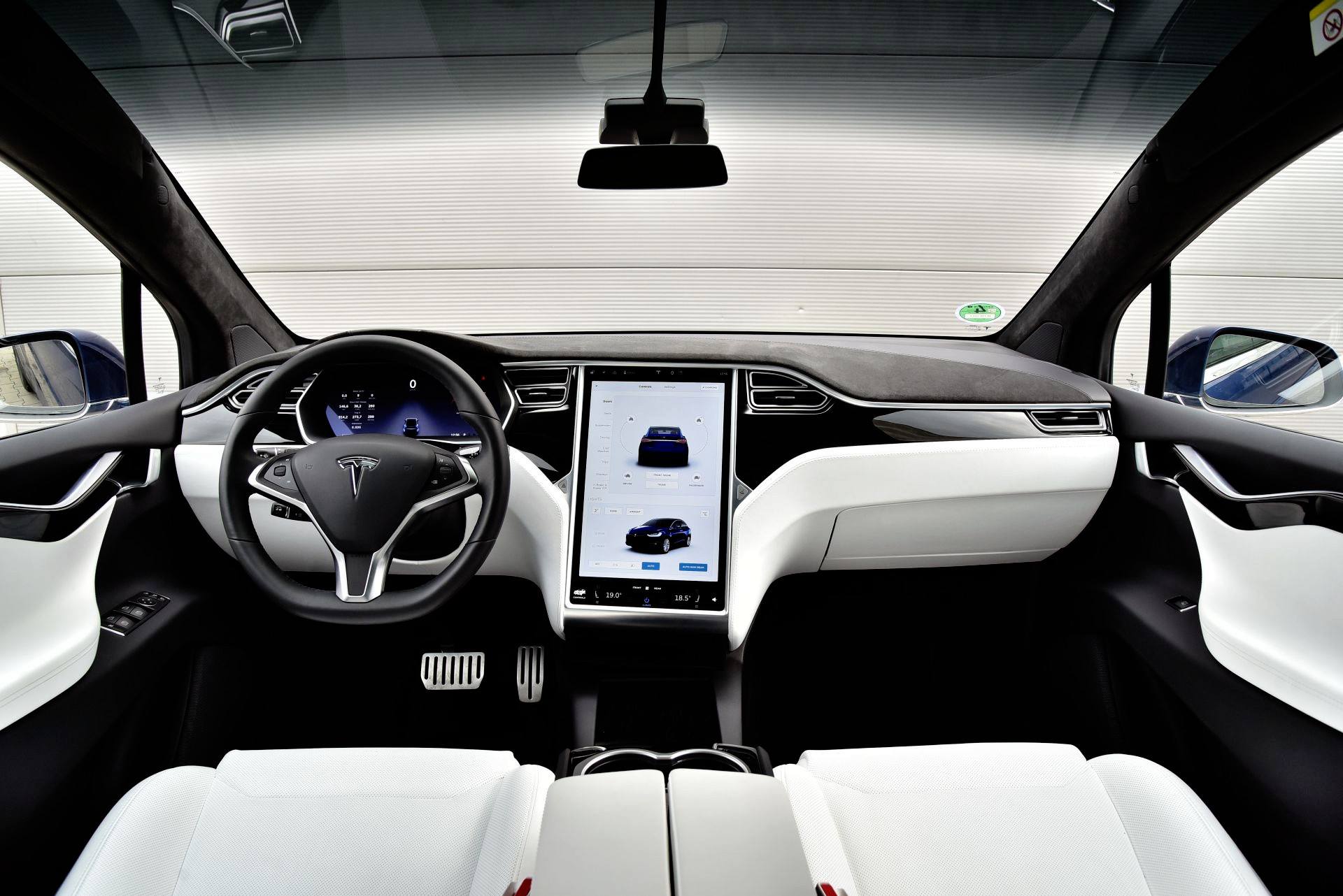 В свою очередь, аналоговые индикаторы были заменены вторым широким экраном , на котором представлены многочисленные данные о скорости, энергопотреблении и текущем отображении проезжающих автомобилей